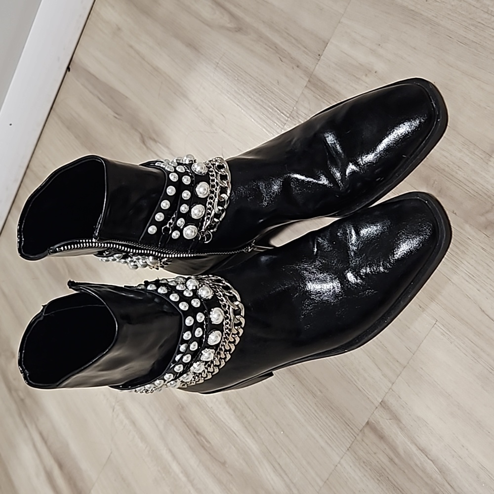 Zara womans booties. Black. Size 39.